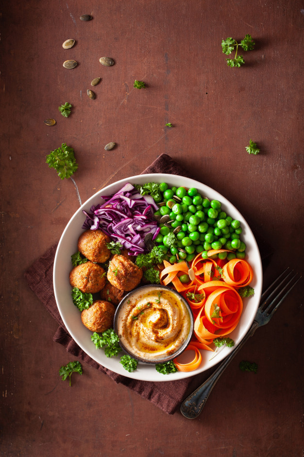 Здоровый веганский ланч с фалафелем хумус морковные ленты капуста и горох | Премиум Фото